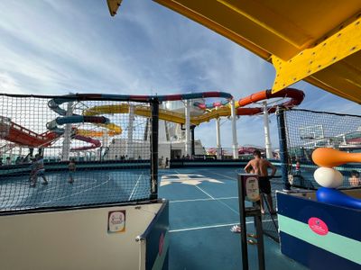 Trampolinpark mit Wasserrutschen